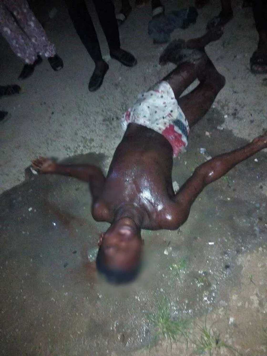 Thief caught and beaten while trying to break into boutique in Delta state Thief caught and beaten while trying to break into boutique in Delta state