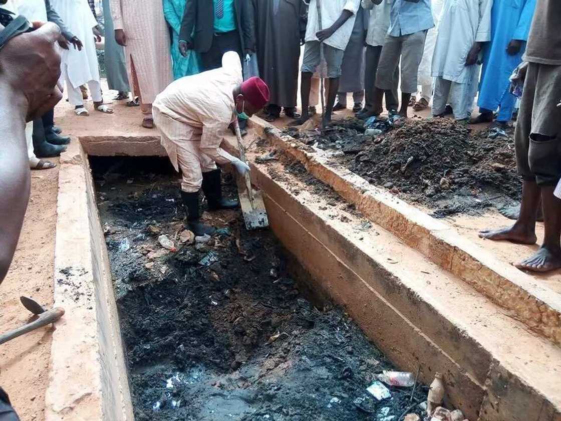 Wutar lantarki ta aika da wani mutumi lahira yayin da yake kokarin satar wayoyin lantarki Wutar lantarki ta aika da wani mutumi lahira yayin da yake kokarin satar wayoyin lantarki