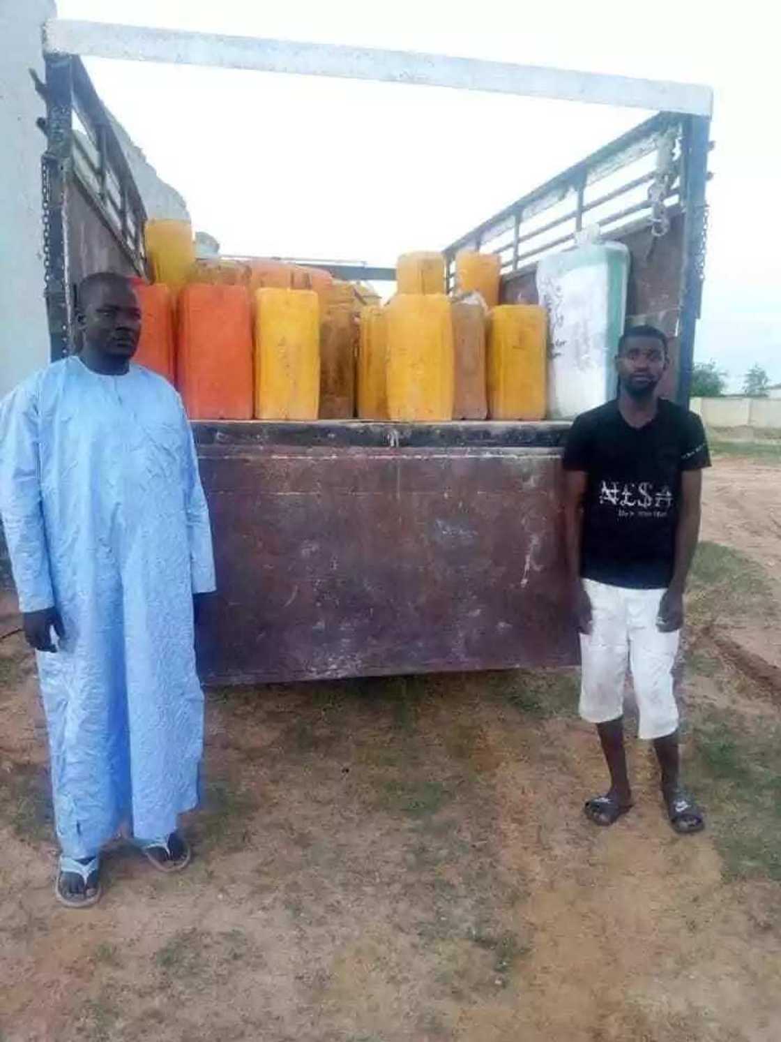 Soji sun kamo masu sayar wa da Boko Haram 'kayan aiki', kalli fuskokinsu Soji sun kamo masu sayar wa da Boko Haram 'kayan aiki', kalli fuskokinsu