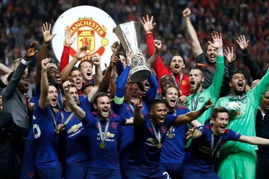 Manchester United lift Europa League trophy (photos) Manchester United lift Europa League trophy (photos)