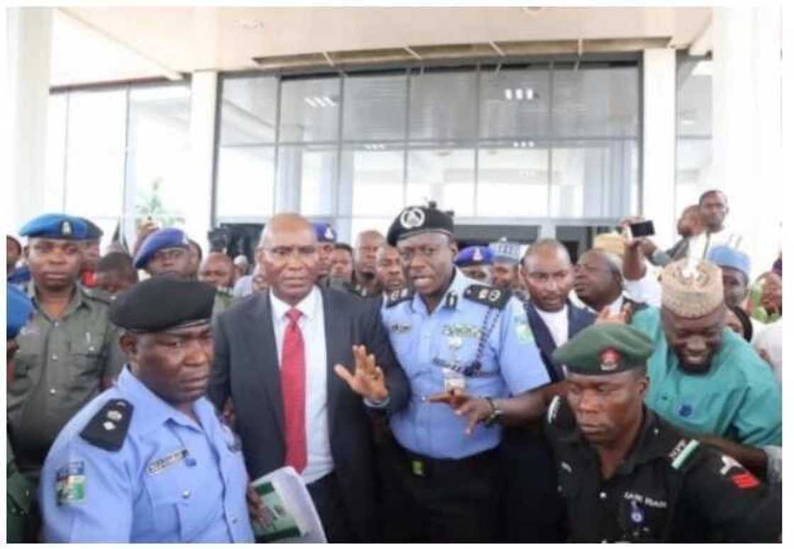 Har yanzu ba Mu kai ga kama wanda ya sace Sandar Majalisa ba - ‘Yan sanda Har yanzu ba Mu kai ga kama wanda ya sace Sandar Majalisa ba - ‘Yan sanda