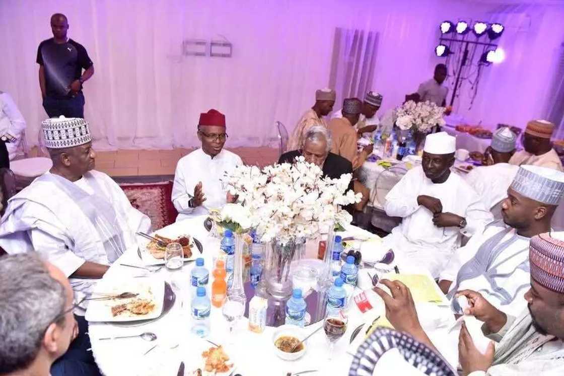 El-Rufai ya karrama wani attajri da ya dauki nauyin daiban jahar Kaduna El-Rufai ya karrama wani attajri da ya dauki nauyin daiban jahar Kaduna