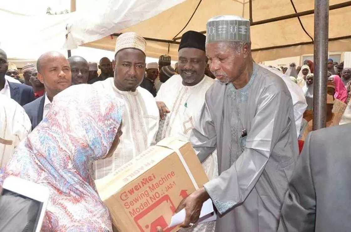 Dan majalisar wakilai Honarabul Sani Danlami ya tallafa wa mutane 700 daga mazabarsa Katsina ta tsakiya (Hotuna) Dan majalisar wakilai Honarabul Sani Danlami ya tallafa wa mutane 700 daga mazabarsa Katsina ta tsakiya (Hotuna)