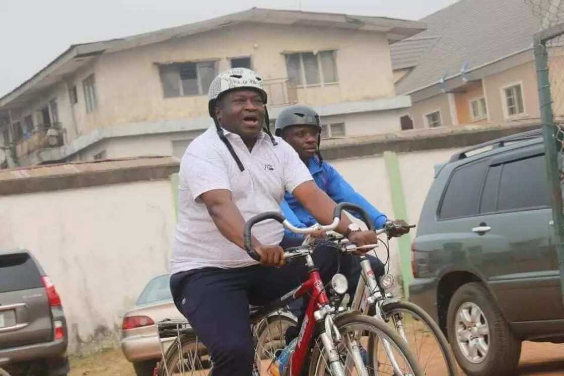 Hotunan Gwamna da jami'an gwamnatinsa yayin atisaye a kan Kekuna Hotunan Gwamna da jami'an gwamnatinsa yayin atisaye a kan Kekuna