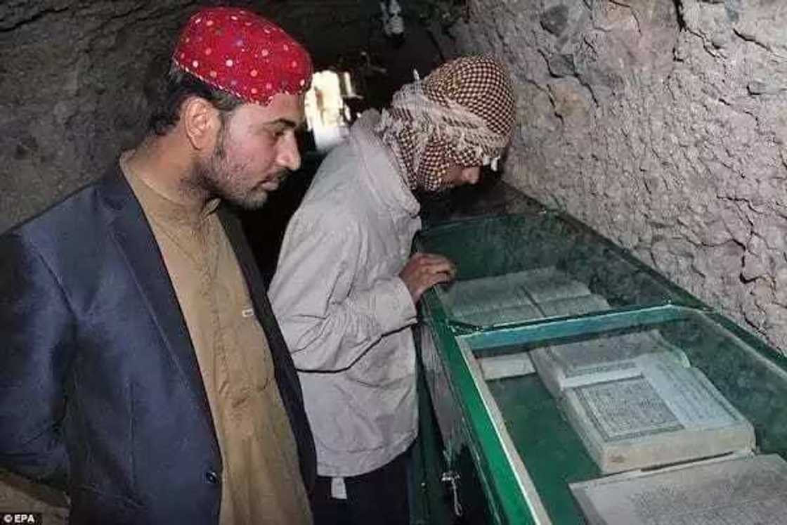 Yadda aka gina wani kogo inda aka binne Al-Qur’ani miliyan 2.5 a Pakistan (Hotuna) Yadda aka gina wani kogo inda aka binne Al-Qur’ani miliyan 2.5 a Pakistan (Hotuna)