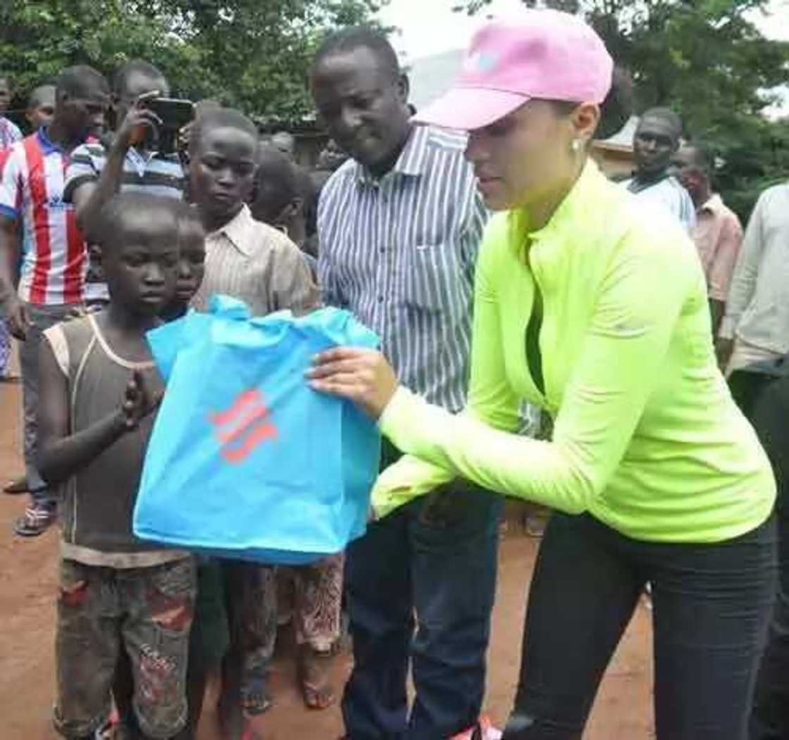 Iara Oshiomhole Visits IDP Camp In Edo Iara Oshiomhole Visits IDP Camp In Edo