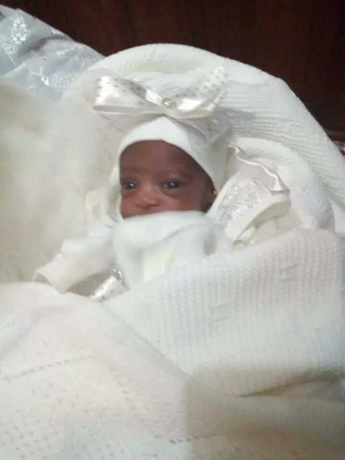 Abin mamaki: Bayana shekaru 20 da aure tsohuwa mai shekaru 52 ta haifi santaleliyar ‘yarta Abin mamaki: Bayana shekaru 20 da aure tsohuwa mai shekaru 52 ta haifi santaleliyar ‘yarta