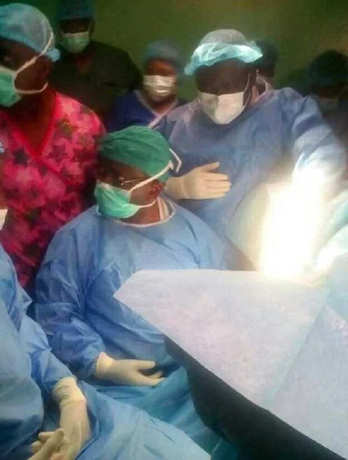 Cutar yoyon fitsaro: Ministan Lafiya yayi ma marasa lafiya tiyata a asibiti da kansa (Hoto) Cutar yoyon fitsaro: Ministan Lafiya yayi ma marasa lafiya tiyata a asibiti da kansa (Hoto)