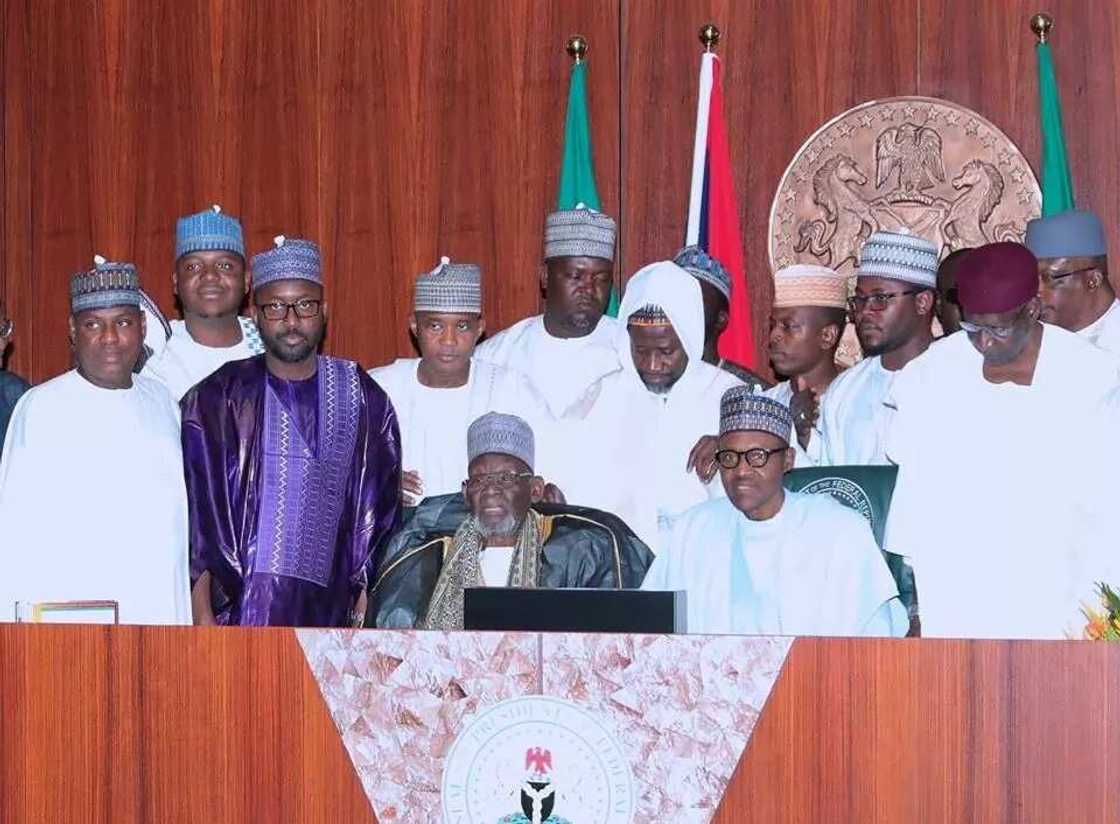 Shugaba Buhari ya karbi bakuncin shugaban darikar Tijjaniya na duniya, hotuna Shugaba Buhari ya karbi bakuncin shugaban darikar Tijjaniya na duniya, hotuna