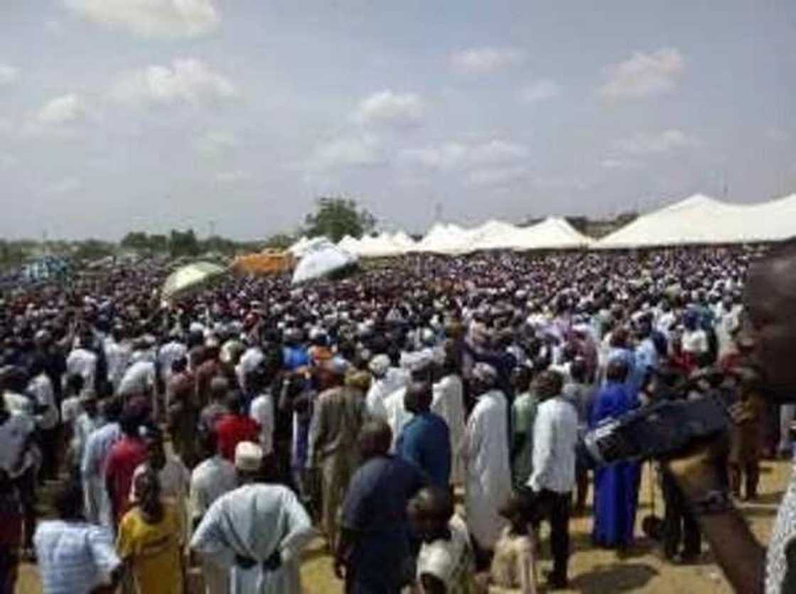 Hotunan binne gawar tsohon gwamnan jihar Nasarawa Hotunan binne gawar tsohon gwamnan jihar Nasarawa