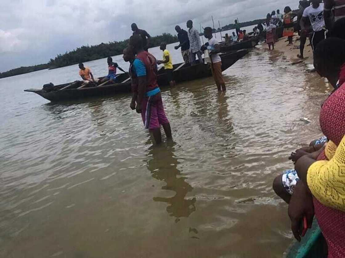 Yara 19 sun mutu bayan jirgin ruwa ya kife da su a Kwara Yara 19 sun mutu bayan jirgin ruwa ya kife da su a Kwara