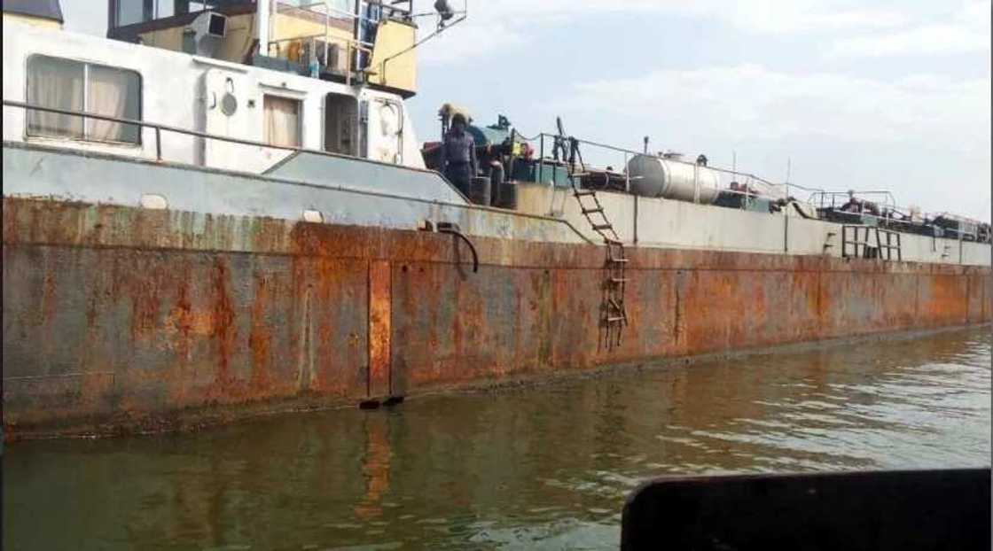 Nigerian Navy Arrests Suspected 15 Oil Thieves Nigerian Navy Arrests Suspected 15 Oil Thieves