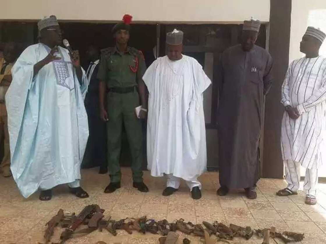 Labarai cikin hotuna: Gwamnatin jihar Kebbi za ta baiwa duk wani dan ta'adda da ya tuba sana'a Labarai cikin hotuna: Gwamnatin jihar Kebbi za ta baiwa duk wani dan ta'adda da ya tuba sana'a