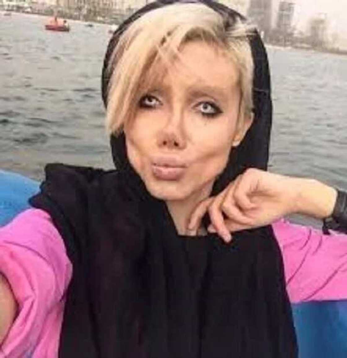 Katobara! Dubi hotunan 'yar-tsana mai-rai, garin son zama Angelina Jolie ta zama dolly Katobara! Dubi hotunan 'yar-tsana mai-rai, garin son zama Angelina Jolie ta zama dolly