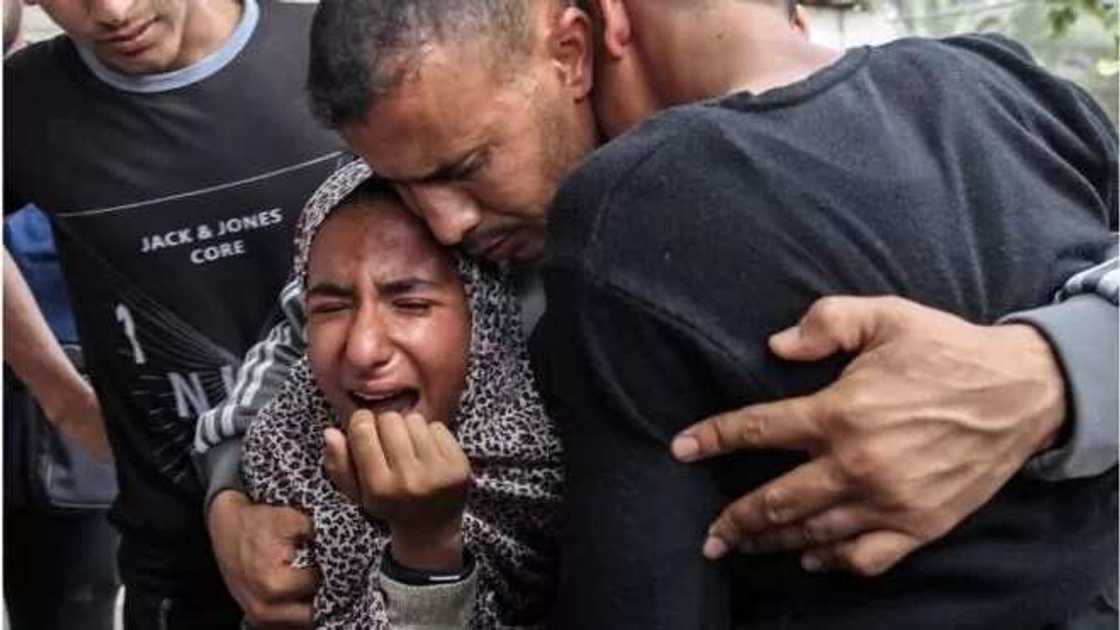 Cikin hawaye da alhini: An yi jana’izar Faladinawa fiye da 50 da Sojin Isra’ila suka yiwa kisan gilla (Hotuna) Cikin hawaye da alhini: An yi jana’izar Faladinawa fiye da 50 da Sojin Isra’ila suka yiwa kisan gilla (Hotuna)