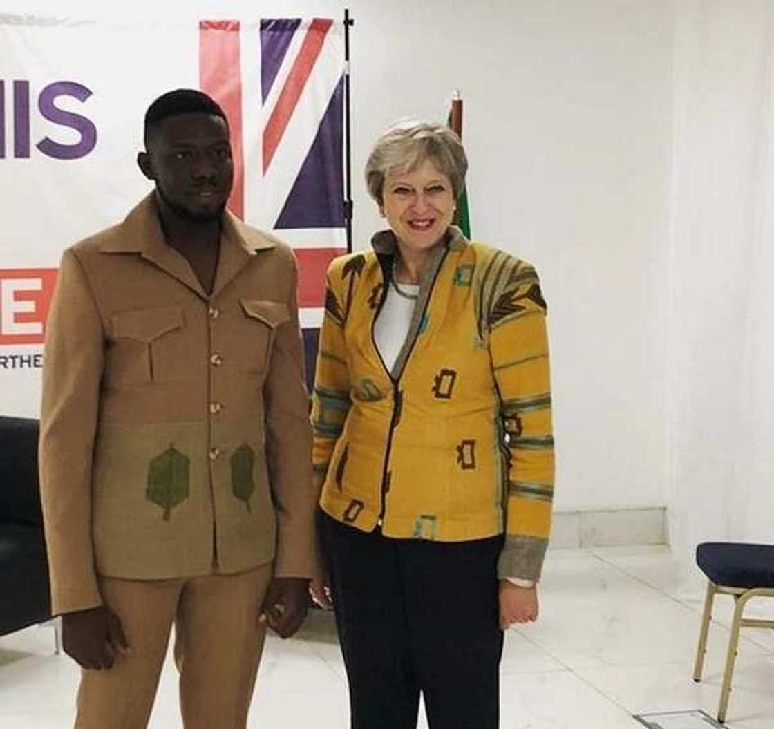 Kalli kwararren telan Najeriya daya dinka ma shugaban kasar Birtaniya riga (Horuna) Kalli kwararren telan Najeriya daya dinka ma shugaban kasar Birtaniya riga (Horuna)