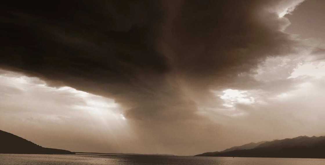 Wata mahaukaciyar guguwa tayi sanadiyyar asarar gidaje sama da 1,000 a wata jiha a arewacin Najeriya Wata mahaukaciyar guguwa tayi sanadiyyar asarar gidaje sama da 1,000 a wata jiha a arewacin Najeriya