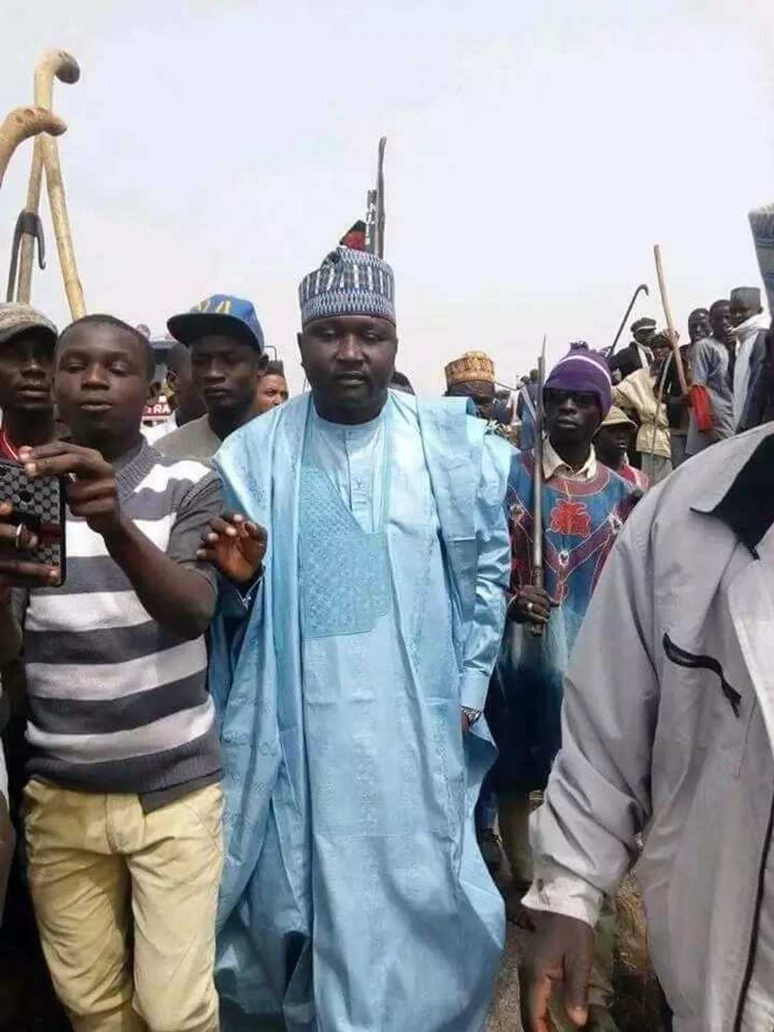 Hotunan dan majalisa mai tsawatarwa a majalisar wakilai yayin da yake jagorantar matasa ɗauke da muggan makamai Hotunan dan majalisa mai tsawatarwa a majalisar wakilai yayin da yake jagorantar matasa ɗauke da muggan makamai