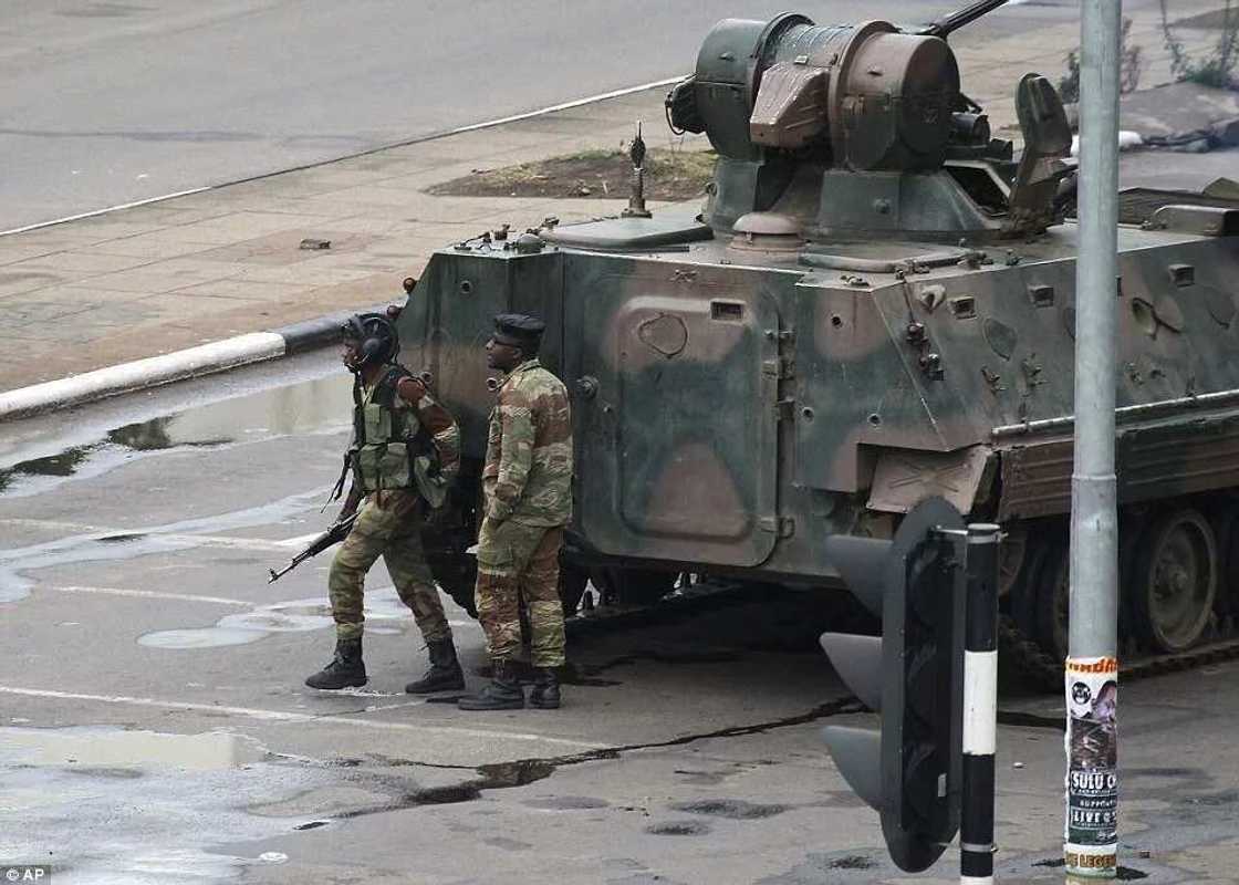 Military tank in the city of Harare. Photo source: Associated Press