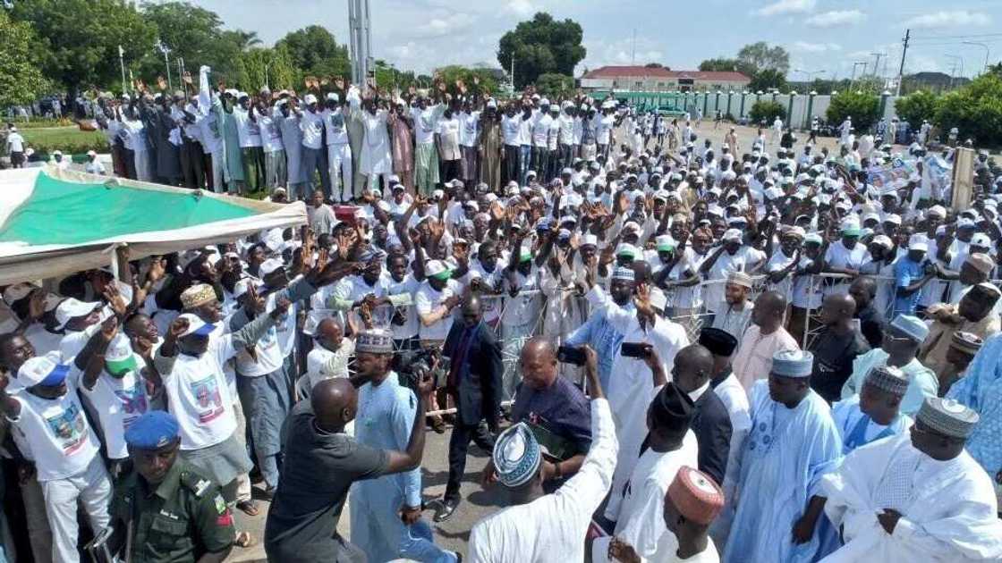 Gwamna Ganduje ya raba miliyan N275m ga matasa 8,800 karkashin tsarin tallafin Buhari, hotuna Gwamna Ganduje ya raba miliyan N275m ga matasa 8,800 karkashin tsarin tallafin Buhari, hotuna