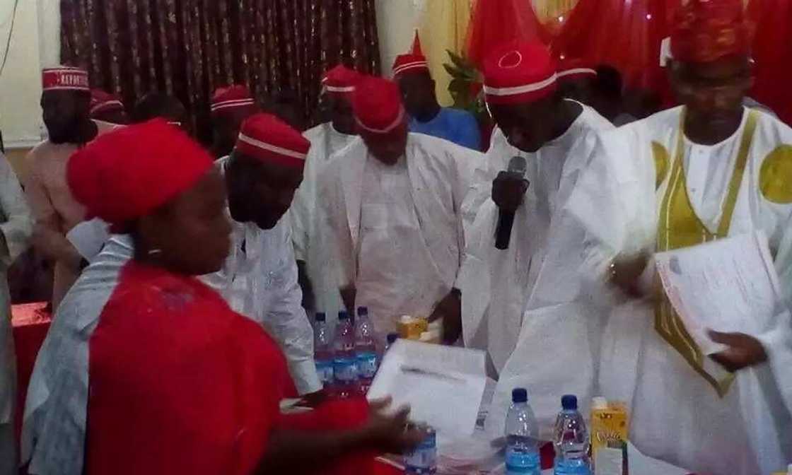 Gidauniyar Kwankwasiyya Foundation ta tallafawa mata 100 da kyautar kudi a Sakkwato Gidauniyar Kwankwasiyya Foundation ta tallafawa mata 100 da kyautar kudi a Sakkwato