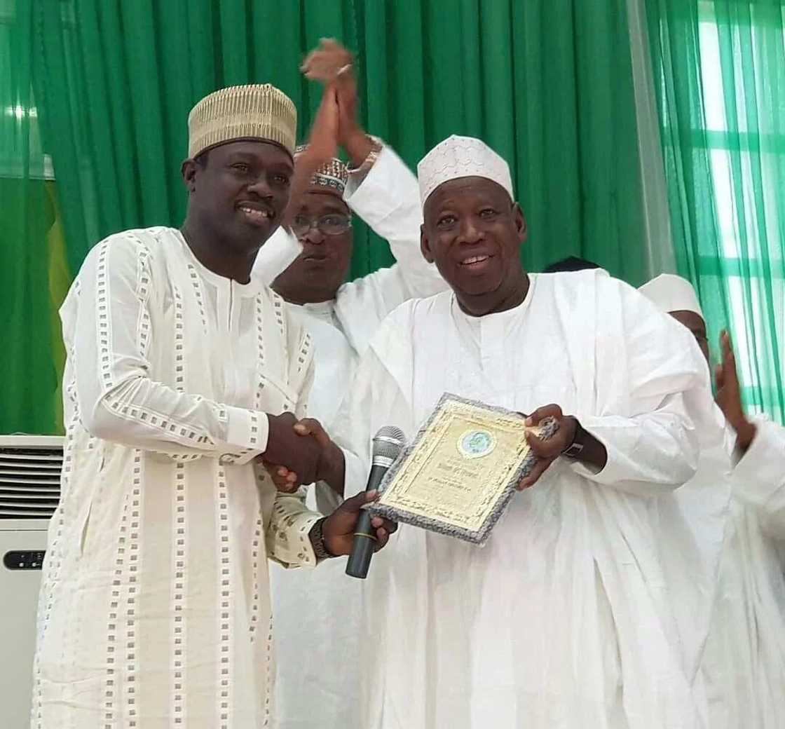 Sarki Ali Nuhu ya bawa gwamna Ganduje kyautar lambar yabo, duba hoto