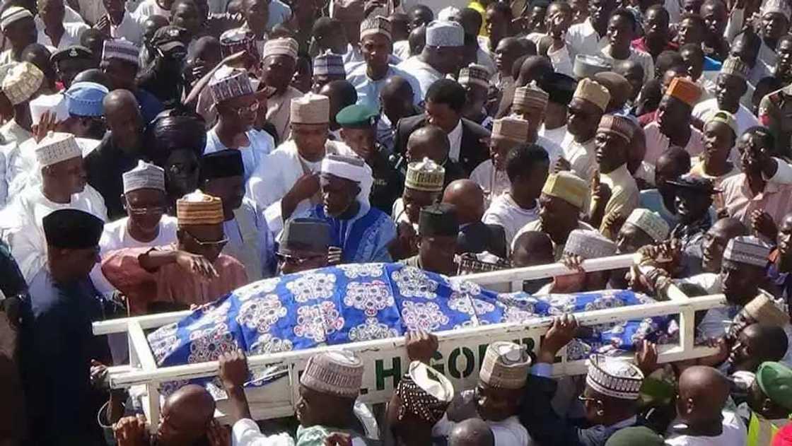 Al’umma daga ciki da wajen jihar Gombe sun halarci jana’izar marigayiya Hajiya Yalwa Goje Al’umma daga ciki da wajen jihar Gombe sun halarci jana’izar marigayiya Hajiya Yalwa Goje