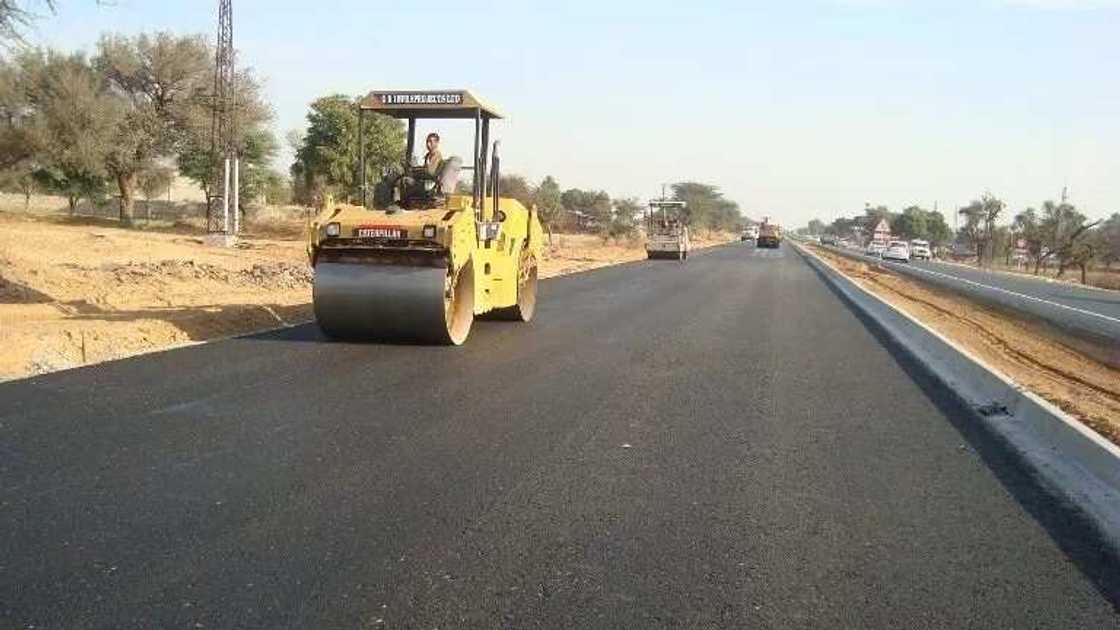 Gwamnatin Buhari zata sake kashe naira biliyan 16.6 don gudanar da ayyukan titiuna a kudancin kasar nan Gwamnatin Buhari zata sake kashe naira biliyan 16.6 don gudanar da ayyukan titiuna a kudancin kasar nan