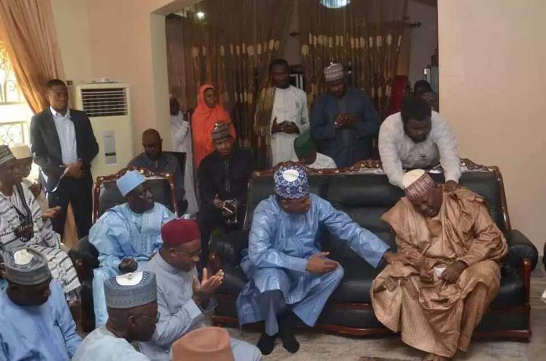 Cikin Hotuna: Shugaban hafsin sojin sama ya je mika ta'aziyya ga Mahaifan Sojan Saman nan da Ajali ya katsewa hanzari Cikin Hotuna: Shugaban hafsin sojin sama ya je mika ta'aziyya ga Mahaifan Sojan Saman nan da Ajali ya katsewa hanzari