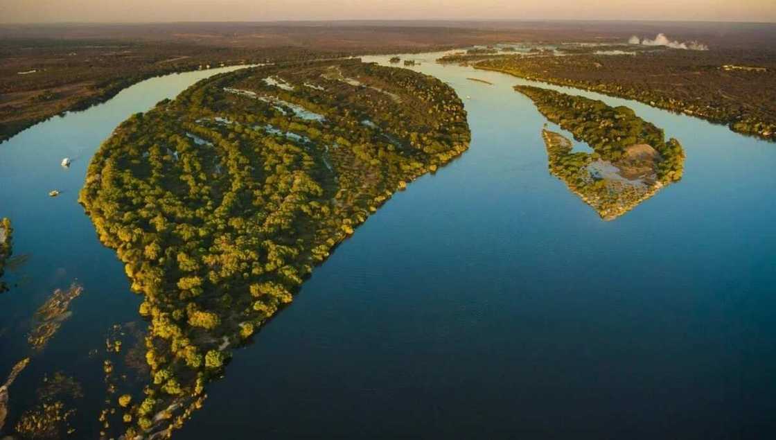 Zambezi River 2574 km Zambezi River 2574 km