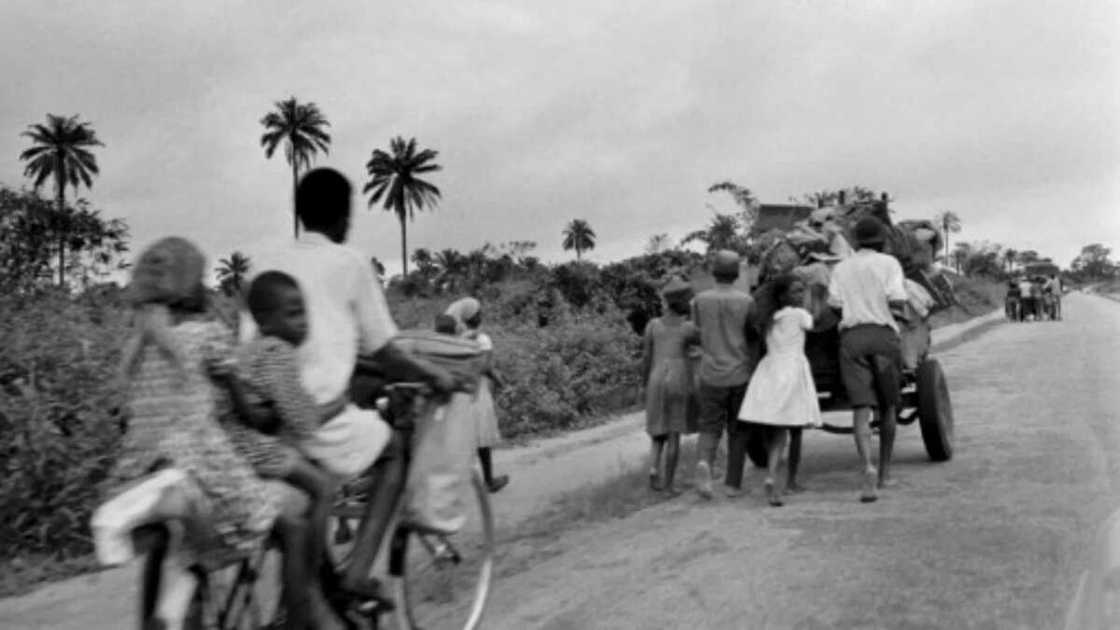 Photo of civilians fleeing Aba to go to Umuahia on August 28, 1968 as the Nigerian federal troops advance toward the city during the Biafran war. / AFP PHOTO / Francois Mazure