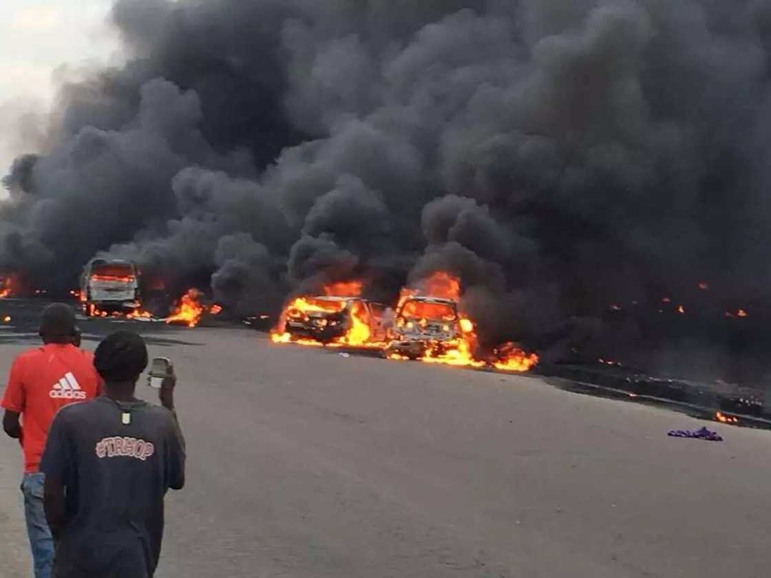 Breaking: Tanker goes up in flame on Lagos-Ibadan expressway (pictures, video) Breaking: Tanker goes up in flame on Lagos-Ibadan expressway (pictures, video)