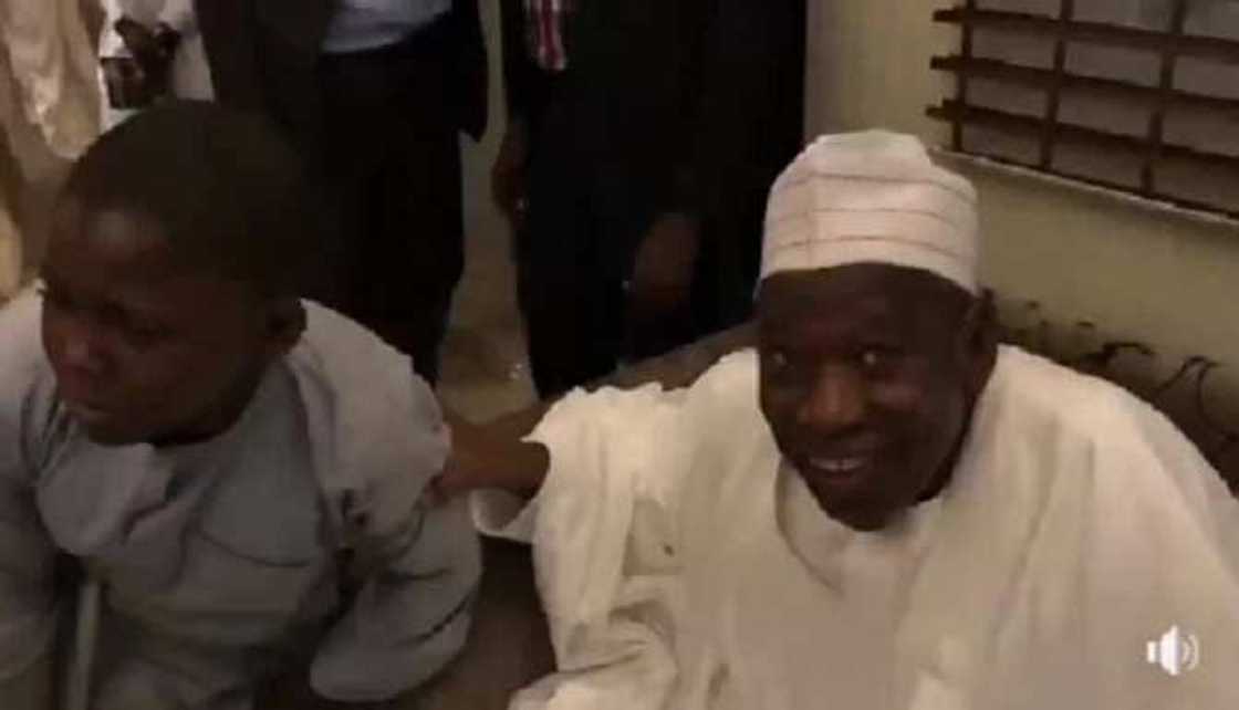 Labari mai ban tausayi: Yadda ta kwashe a tsakanin Ganduje da wani karamin yaro mai nakasa da mahaifinsa ya bar masa nasiyya ga Gandujen Labari mai ban tausayi: Yadda ta kwashe a tsakanin Ganduje da wani karamin yaro mai nakasa da mahaifinsa ya bar masa nasiyya ga Gandujen