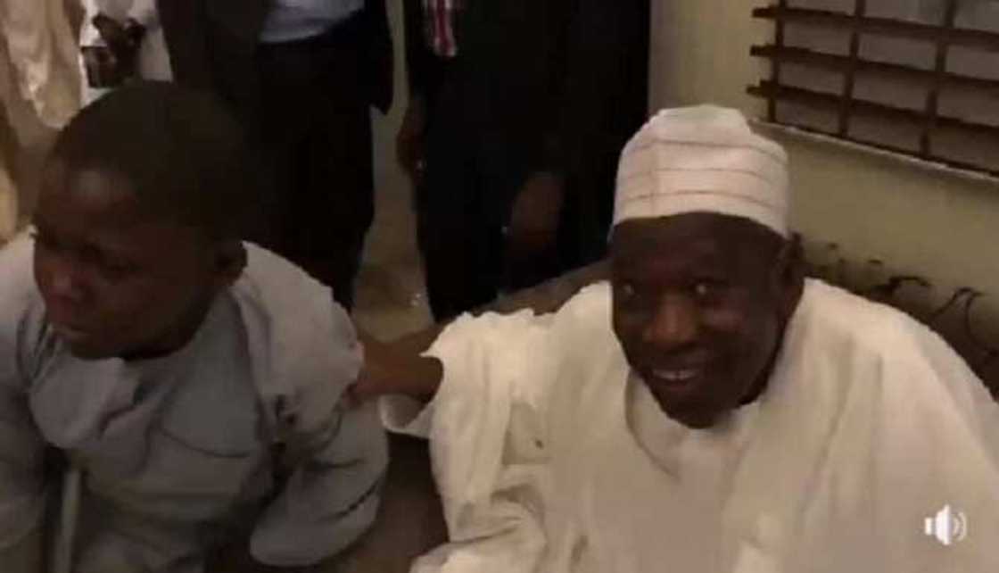 Labari mai ban tausayi: Yadda ta kwashe a tsakanin Ganduje da wani karamin yaro mai nakasa da mahaifinsa ya bar masa nasiyya ga Gandujen