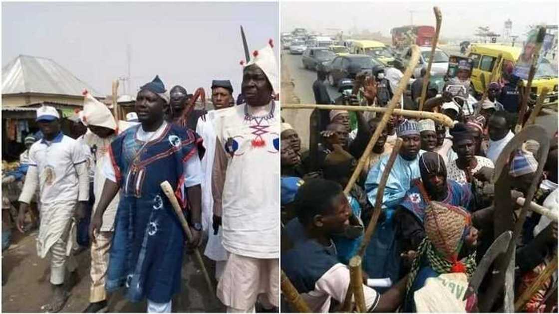 Hotunan dan majalisa mai tsawatarwa a majalisar wakilai yayin da yake jagorantar matasa ɗauke da muggan makamai Hotunan dan majalisa mai tsawatarwa a majalisar wakilai yayin da yake jagorantar matasa ɗauke da muggan makamai