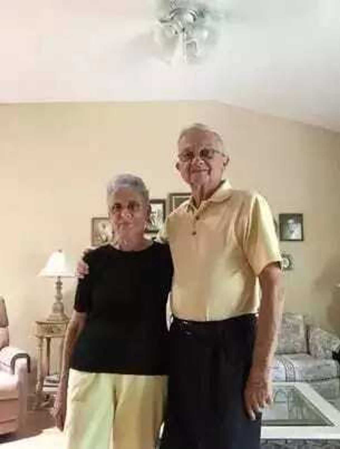 Tsoffin ma’aurata masu sanya tufafi iri daya kullum Tsoffin ma’aurata masu sanya tufafi iri daya kullum