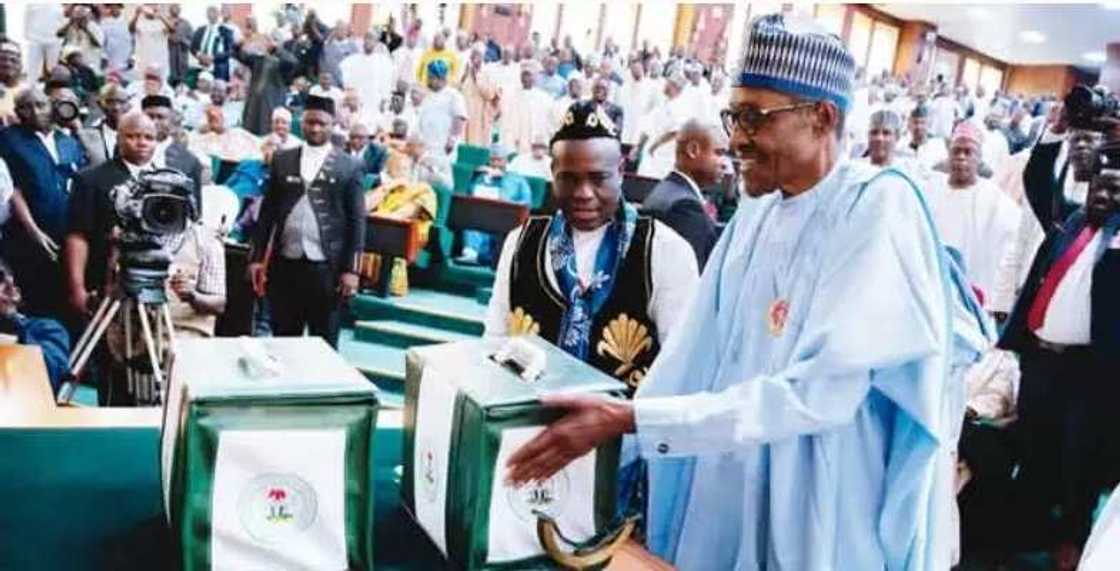 Kasafin kudin 2018: An hurowa Majalisar Tarayya wuta bayan wata 6 Kasafin kudin 2018: An hurowa Majalisar Tarayya wuta bayan wata 6