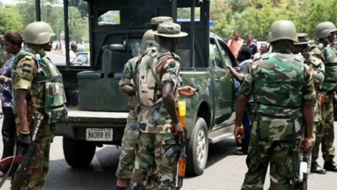 Wani shu'umin matsafi da ya kashe 'yan sanda biyu ya gamu da fushin sojojin Najeriya Wani shu'umin matsafi da ya kashe 'yan sanda biyu ya gamu da fushin sojojin Najeriya