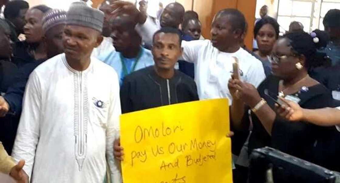 Hotuna: Daga dawowa, Zanga-zanga ya barke majalisar dokokin tarayya Hotuna: Daga dawowa, Zanga-zanga ya barke majalisar dokokin tarayya