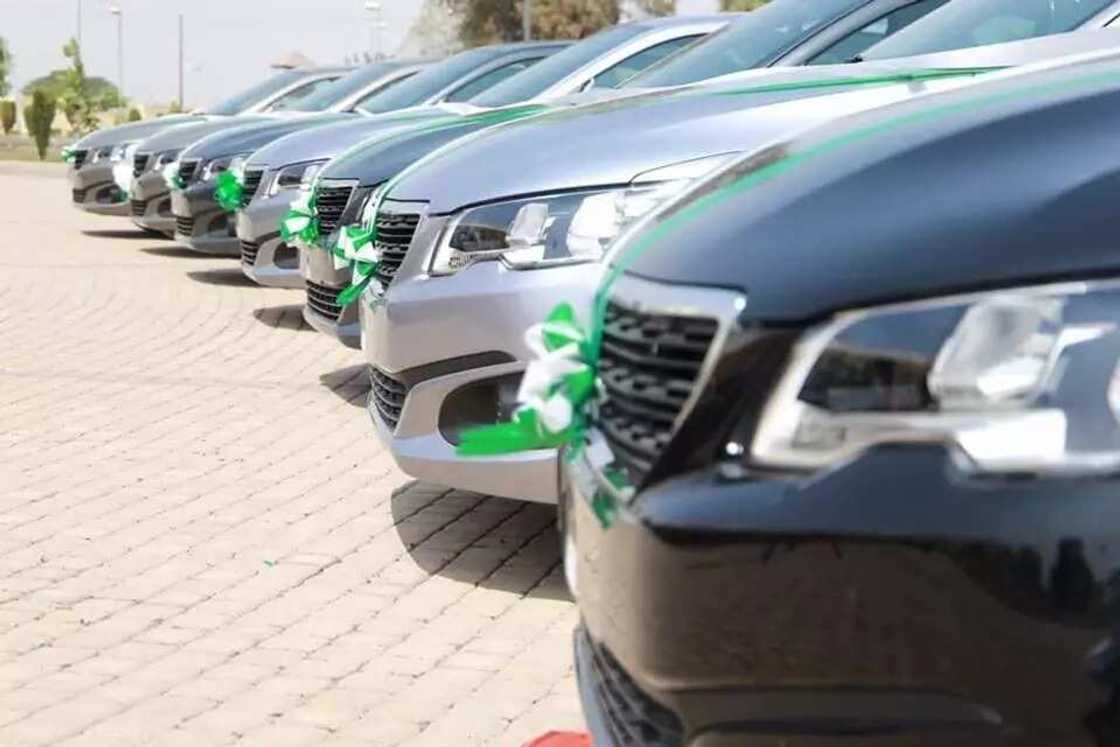 Gwamna El-Rufai ya raba ma Sarakunan jihar Kaduna motocin alfarma (Hotuna) Gwamna El-Rufai ya raba ma Sarakunan jihar Kaduna motocin alfarma (Hotuna)