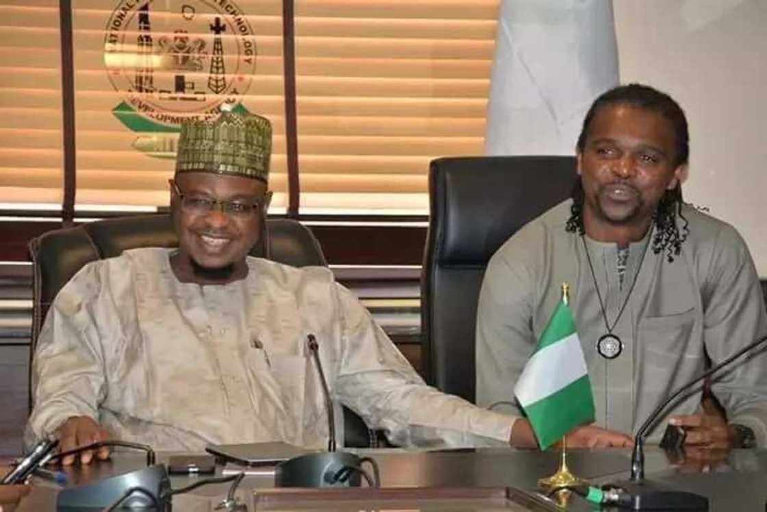 Shahararren tsohon dan kwallon Najeriya ya nemi hadin kan Sheikh Pantami game da ayyukan cigaba Shahararren tsohon dan kwallon Najeriya ya nemi hadin kan Sheikh Pantami game da ayyukan cigaba