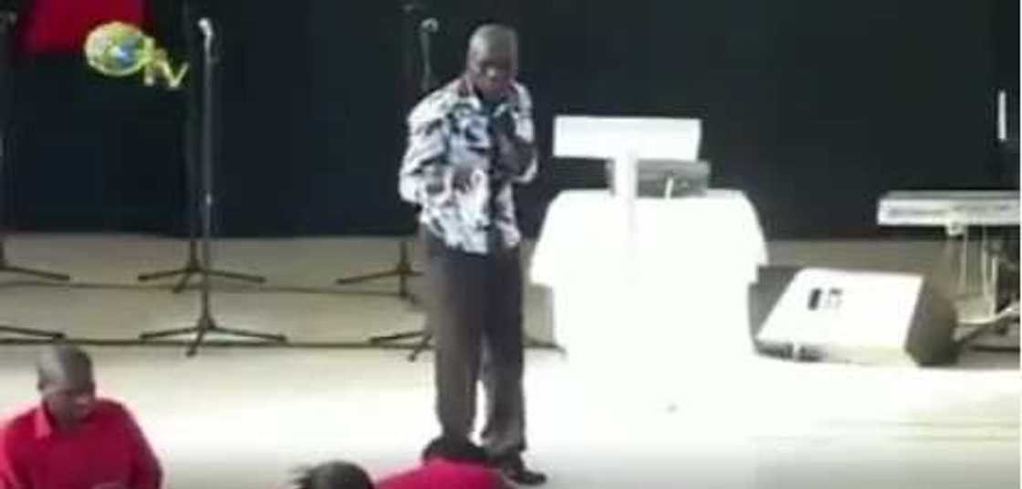 Wata Fasto ta mace ta shirya tsaf domin yin aurenta na uku. Wata Fasto ta mace ta shirya tsaf domin yin aurenta na uku.