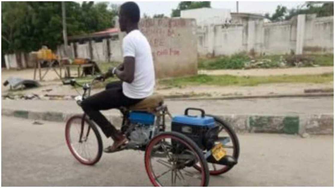 Wani matashi dan gaye ya kirkiri keke mai taya 3 da injin markade da janareta a Maiduguri (Hotuna)