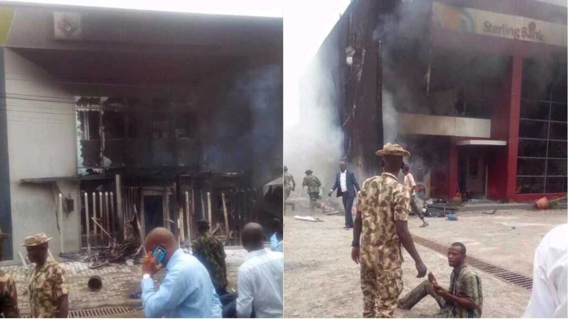 BREAKING: Riot rocks Apapa as policeman shoots tanker driver dead (photo) BREAKING: Riot rocks Apapa as policeman shoots tanker driver dead (photo)