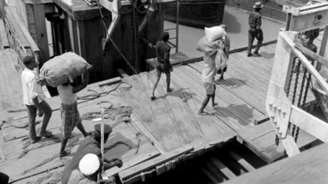 During the Biafran war, civilians unload a ferry that carries relief between Calabar and Oron on September 09, 1968 / AFP PHOTO / Colin HAYNES During the Biafran war, civilians unload a ferry that carries relief between Calabar and Oron on September 09, 1968 / AFP PHOTO / Colin HAYNES