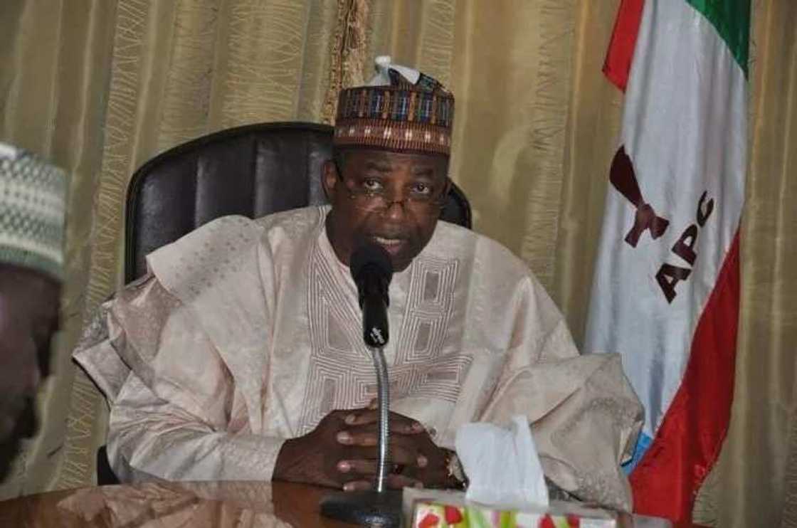 Dan majalisa ya ba da tallafin motocin bas 3 da litattafai 10,000 zuwa ga makarantun Bauchi Dan majalisa ya ba da tallafin motocin bas 3 da litattafai 10,000 zuwa ga makarantun Bauchi