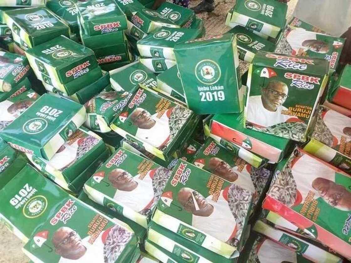 2019: Nigerian senator takes to the street to share N500 notes as 'dividends of democracy' (photos) 2019: Nigerian senator takes to the street to share N500 notes as 'dividends of democracy' (photos)