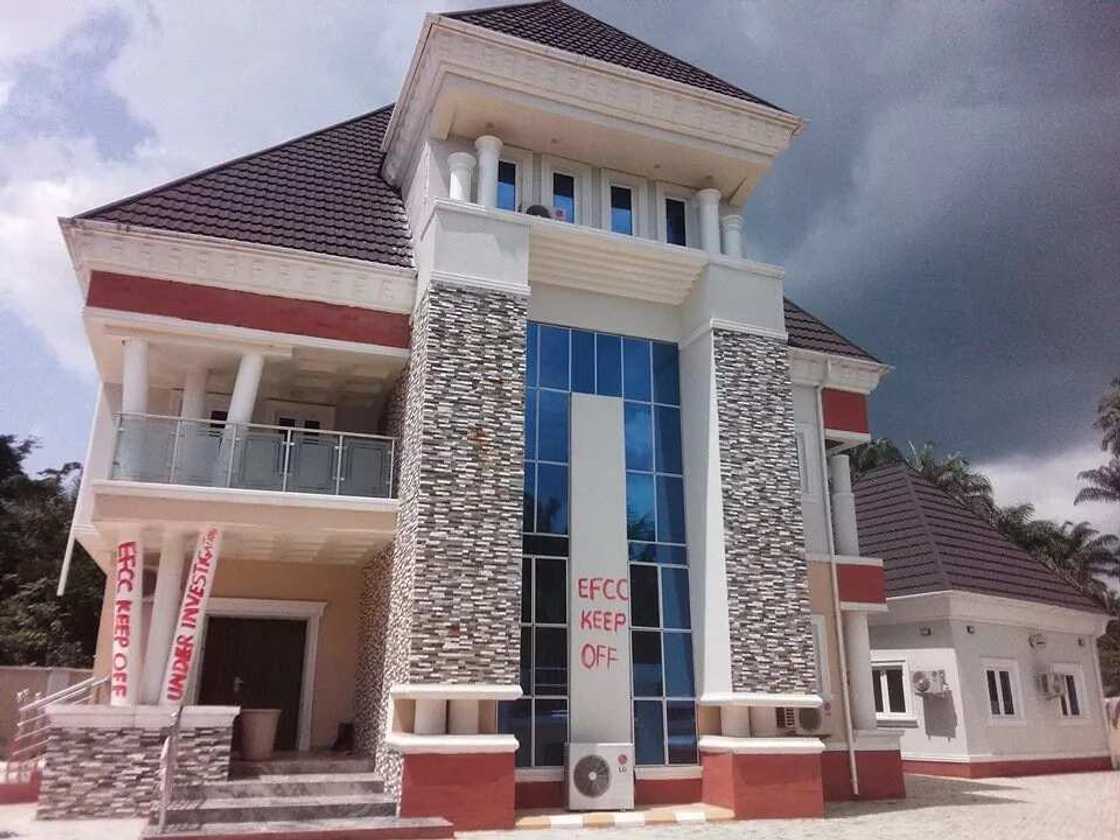 EFCC seizes mansion from Jonathan's godson (photos) EFCC seizes mansion from Jonathan's godson (photos)