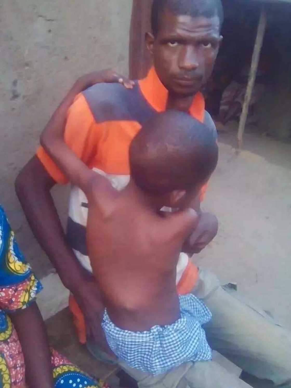 Yadda ɗan Boko Haram ya lahanta wani yaro a daren da suka sace yan matan Chibok Yadda ɗan Boko Haram ya lahanta wani yaro a daren da suka sace yan matan Chibok