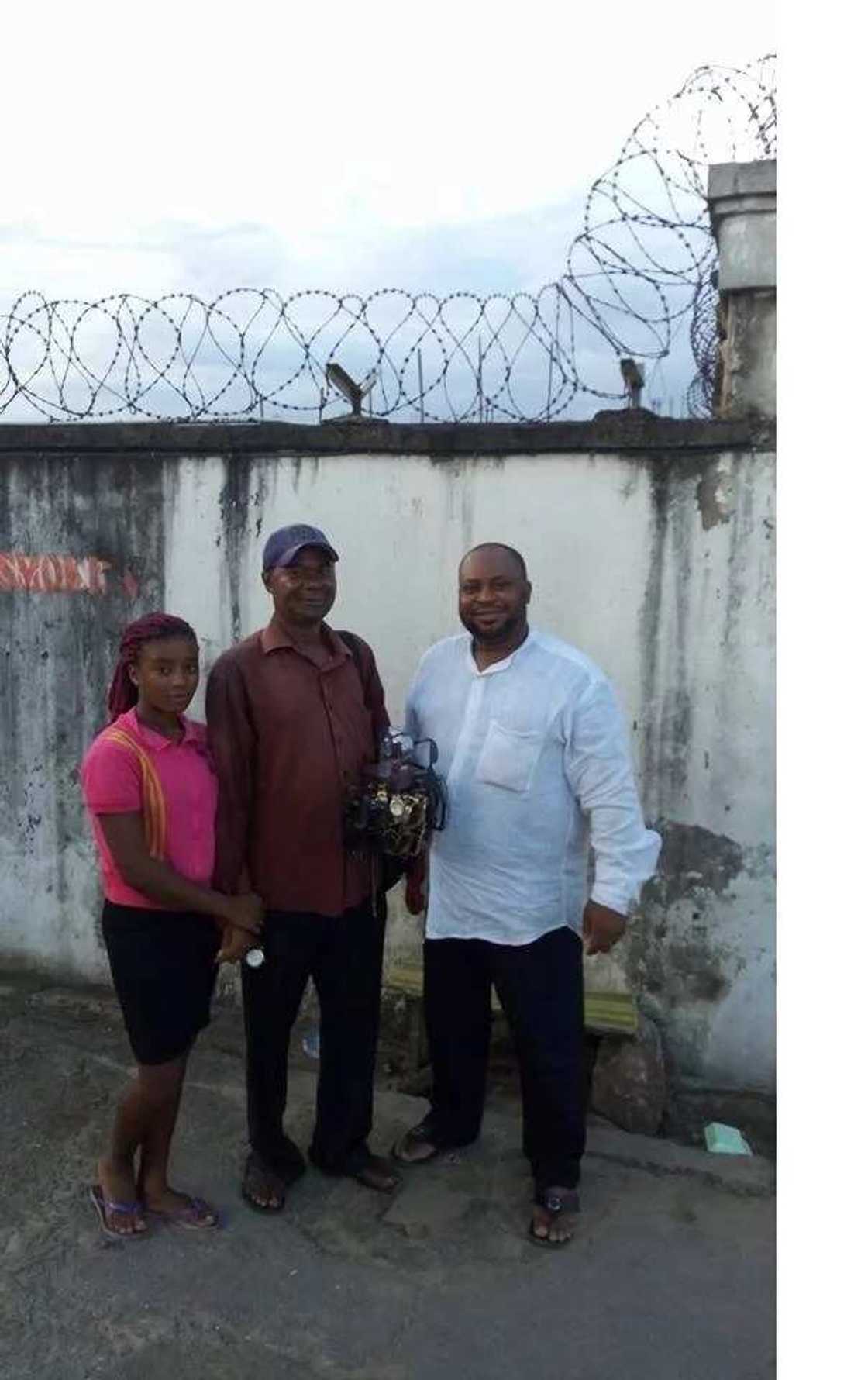 Meet beautiful young lady who sells groundnut to pay her school fees (photos) Meet beautiful young lady who sells groundnut to pay her school fees (photos)